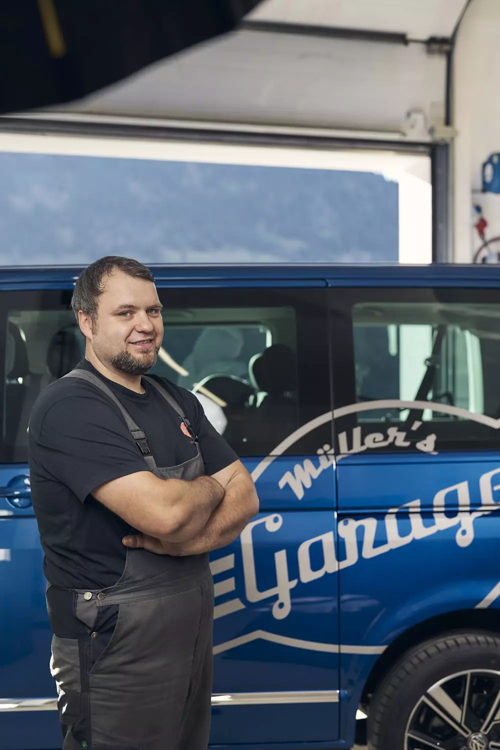 Kevin Müller, Inhaber und Meister der Müller's Garage in St. Gerold, vor dem Firmenfahrzeug