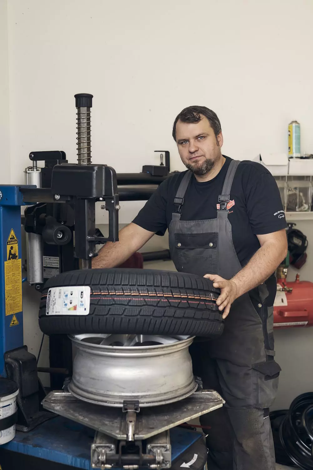 Kevin Müller beim Reifenservice an der Reifenmontagemaschine